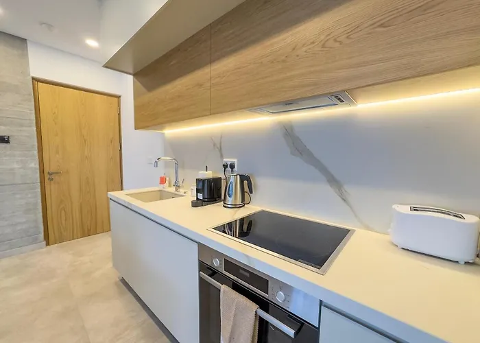 Malberry Park 101 - Modern 2bedroom With Shared Heated Pool, Sauna, Gym, Jacuzzi Paphos